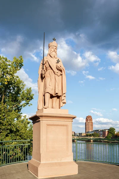 德国美因河畔法兰克福 2017年8月6日 德国美因河畔法兰克福旧桥查理曼纪念碑 — 图库照片