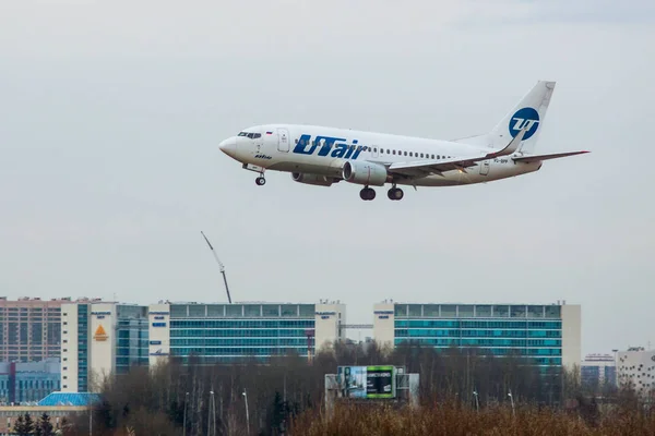 サンクトペテルブルク ロシア 2017年4月9日 ボーイング737500 Bpp航空会社の空を飛ぶ Utair Aviation ロイヤリティフリーのストック写真