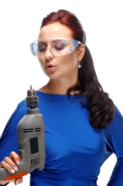 Beyaz arka planda matkapla gezen genç bir kız.