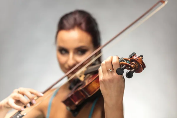 Jovem Tocando Violino Fundo Cinza — Fotografia de Stock