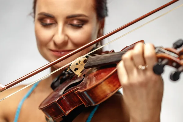 Jovem Tocando Violino Fundo Cinza — Fotografia de Stock