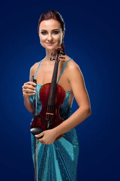 Retrato Uma Jovem Mulher Com Violino Fundo Azul — Fotografia de Stock