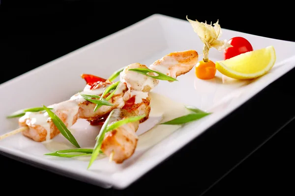 Το εστιατόριο πιάτα με Σουβλάκι θαλασσινών με σολομό και γαρίδες — Φωτογραφία Αρχείου