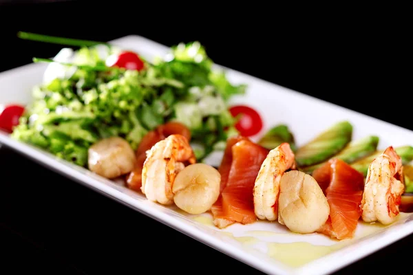 Schotel mix van salades met zeevruchten Stockfoto