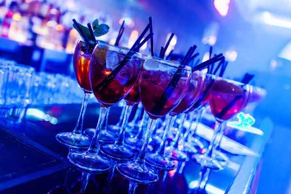 Bar staan met cocktails Stockafbeelding