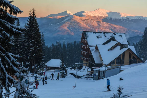 Ski-oord in de Karpaten Stockfoto