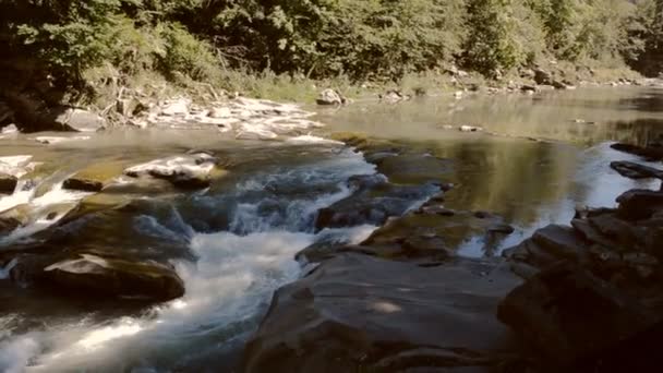 Гірська річка — стокове відео
