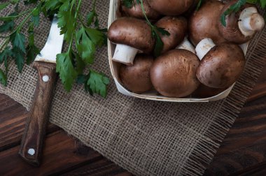 ahşap zemin üzerinde champignon mantar