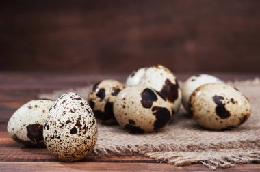 Ahşap arka planda bıldırcın yumurtaları