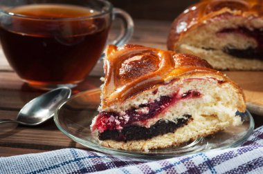 ahşap zemin üzerine pasta