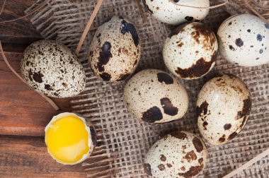 Ahşap arka planda bıldırcın yumurtaları
