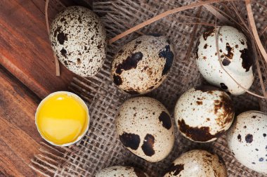 Ahşap arka planda bıldırcın yumurtaları