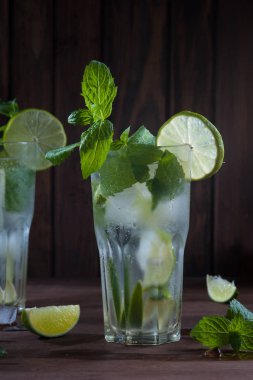Mojito içki koyu ahşap arka plan üzerinde