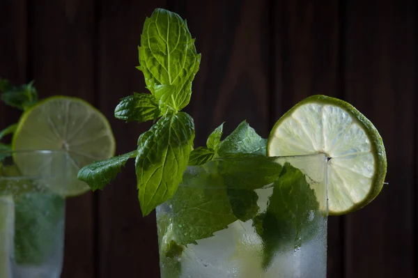 Mojito Drink Close Dark Wooden Background — Stock Photo, Image