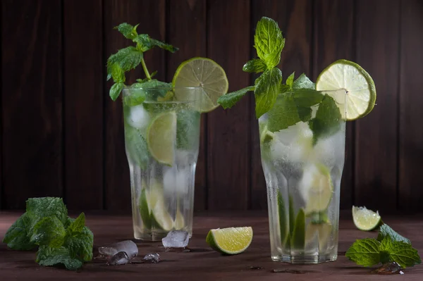 Mojito Drink Auf Dunklem Holzgrund lizenzfreie Stockbilder