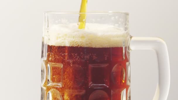 Verter Cerveza Vaso — Vídeo de stock