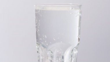 Köpüklü suda köpükler. Yaklaş.