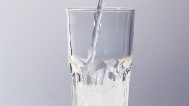 Sprudelndes Wasser Ein Glas Gießen — Stockvideo