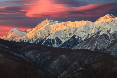 karla kaplı dağ zirvesi