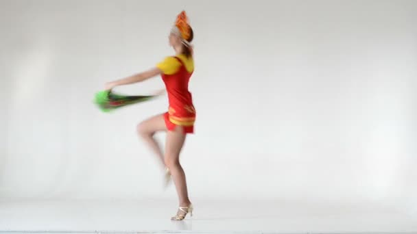 Ung kvinna som bär en folkdräkt dansar på vitt i full längd. — Stockvideo