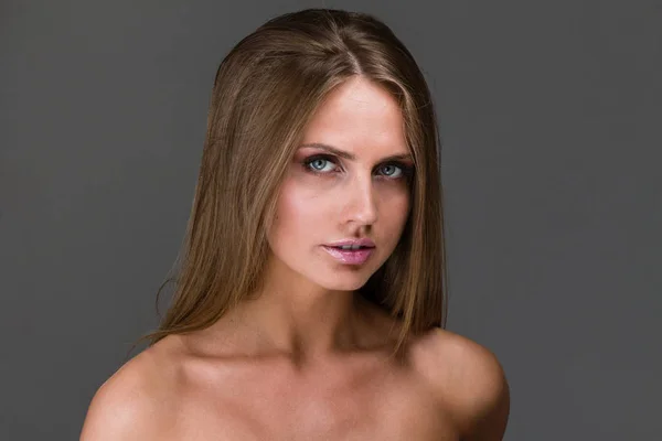 Güzel bir genç kadının portresi.