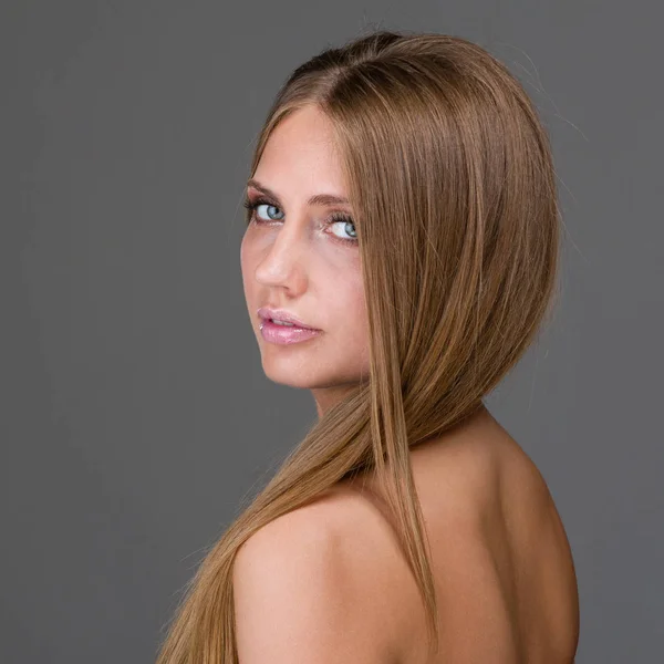 Portrait of a beautiful young woman — Stock Photo, Image