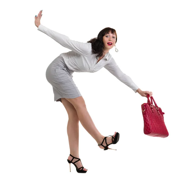 Mujer de negocios caucásica de pie y sosteniendo el bolso, retrato de cuerpo entero aislado en blanco — Foto de Stock