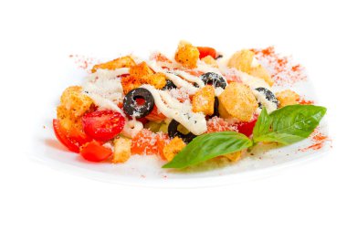 Taze sebze salatası beyaz üzerine izole edilmiş.