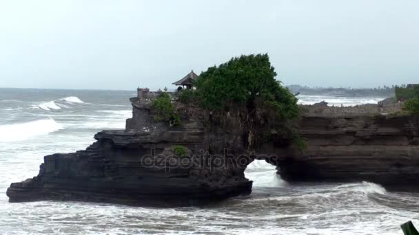 Vista panorâmica da montanha perto do templo Pura Tanah Lot no penhasco do mar em Bali, Indonésia — Vídeo de Stock