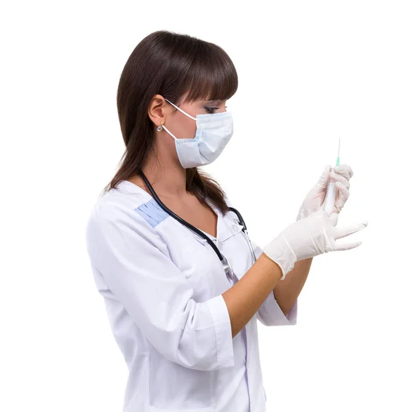 Jonge dokter vrouw met spuit tegen witte achtergrond — Stockfoto