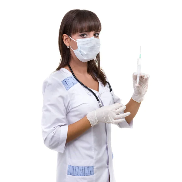 Mujer doctora joven con jeringa sobre fondo blanco —  Fotos de Stock