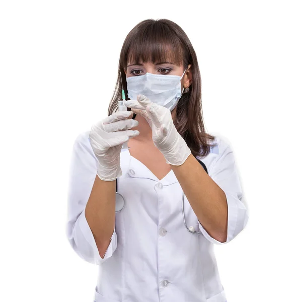 Ung läkare kvinna med spruta mot vit bakgrund — Stockfoto