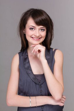 Rüya gibi kadın gri izole closeup portresi