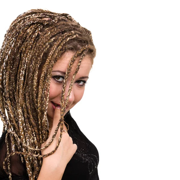 Portrait de jeune femme souriante avec dreadlocks . — Photo