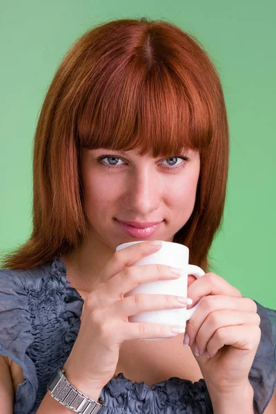 Люди, напитки и досуг концепции, счастливая молодая женщина с чашкой чая — стоковое фото