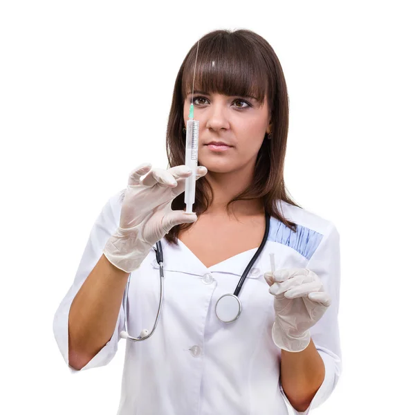 Arts of verpleegkundige in gezicht masker en lab jas houdt van de spuit. Geïsoleerd over Wit. — Stockfoto
