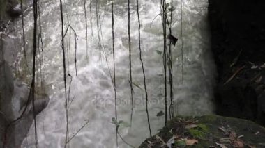 su akışı akışı ile küçük yarık üzerinde taş raf akşam süre çalışan Nehri