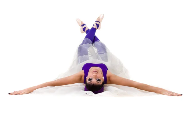 Volledige lengte van jonge ballerina poseren tegen geïsoleerde Wit — Stockfoto