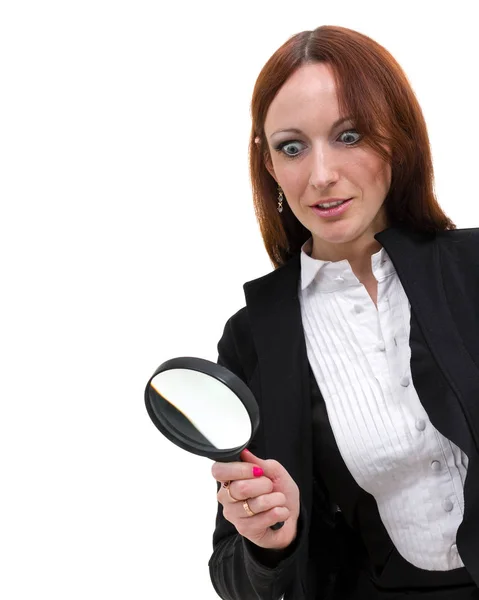 Wielkim zaangażowaniem kobieta wyszukiwanie Znajdowanie wskazówki szkło powiększające, na białym tle — Zdjęcie stockowe