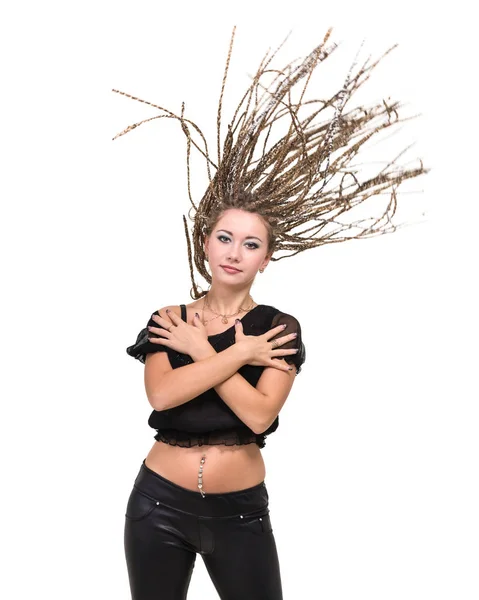 髪のドレッドヘアを飛んで笑顔の若い女性の肖像画. — ストック写真