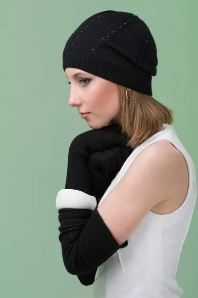 Mladá žena nosí čepice zimní — Stock fotografie