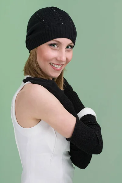 Giovane donna che indossa un cappello invernale — Foto Stock