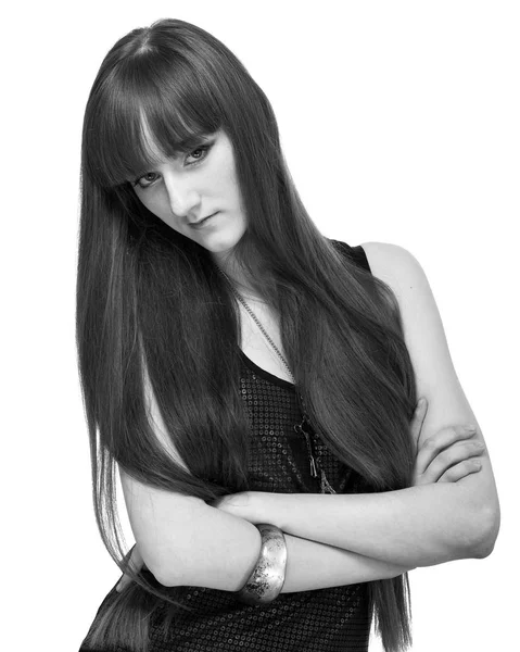 Черно-белый портрет гламурной молодой девушки с красивыми длинными волосами — стоковое фото