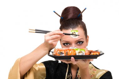 Doğu mutfağı ile geleneksel elbiseli kadın