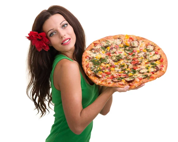 Lächelnde Frau mit großer Pizza auf weißem Teppich — Stockfoto