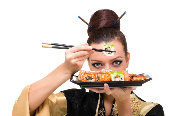 Doğu mutfağı ile geleneksel elbiseli kadın