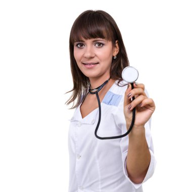 Beyaz izole stetoskop ile samimi kadın doktor portresi