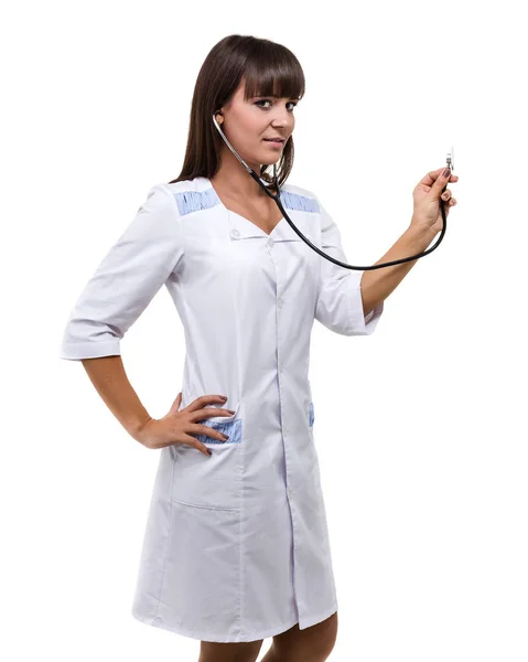 Retrato de una médica amigable con estetoscopio aislado en blanco —  Fotos de Stock