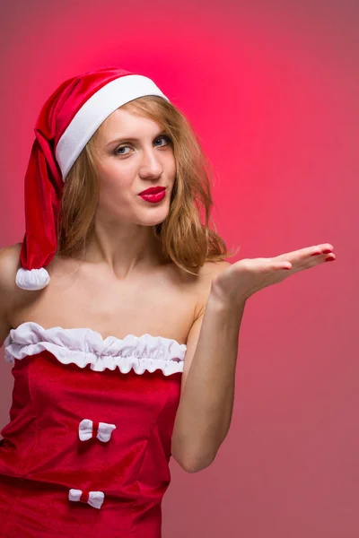 Atractiv fata de Crăciun în santa pălărie pe o roșu — Fotografie, imagine de stoc