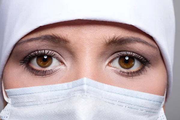 수술 모자와 마스크를 착용 하는 의사의 클로즈업 스톡 사진